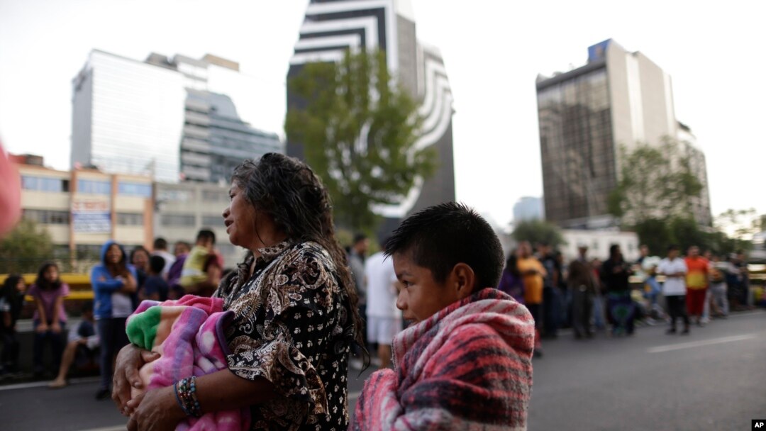 Warga berdiri di jalan-jalan setelah mendengar alarm peringatan gempa di Mexico City, Sabtu, 23 September 2017. 