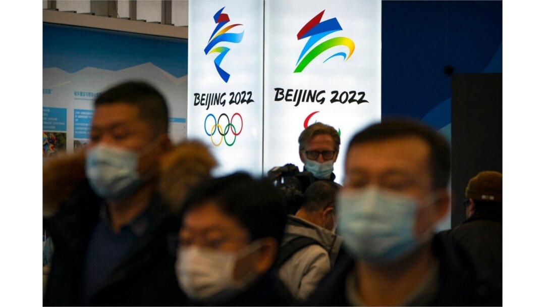 Para pengunjung mengenakan masker saat menyaksikan pameran di lokasi penyelenggaraan Olimpiade Musim Dingin di Yanqing, di pinggiran Beijing, 5 Februari 2021. (Foto: dok)