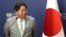 Kepala Sekretaris Kabinet Jepang Yoshimasa Hayashi, yang saat itu menjabat Menteri Luar Negeri, mendengarkan pemaparan Menteri Luar Negeri Polandia Zbigniew Rau mengenai dukungan untuk Ukraina, di Warsawa, Polandia, 8 September 2023. (Foto: AP Photo/Czarek Sokolowski, File)
