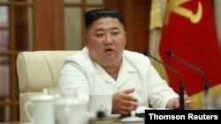 Severnokorejski lider Kim Džong Un prisustvuje sastanku proširenog sastava Političkog biroa 7. Centralnog komiteta Radničke partije Koreje u Pjongjangu, Severna Koreja, 25 avgusta 2020, na fotografiji koju je objavila severnokorejska državna Korejska novinska agencija (KCNA).