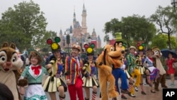 Para pengisi acara ikut meramaikan parade pada malam pembukaan Disney Resort di Shanghai, China (15/6). 