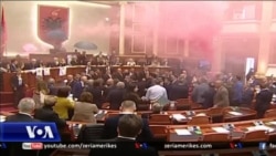 Tiranë, kaos dhe tymuese në parlament, shumica zgjedh kryeprokurorin e përkohshëm.