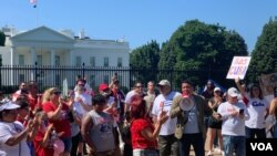 Un grupo de personas se manifiesta frente a la Casa Blanca, en Washington DC, el 13 de julio de 2021, para mostrar su apoyo a los cubanos que salieron a las calles el pasado domingo 11 de julio de 2021.