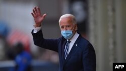 Presiden terpilih S Joe Biden melambaikan tangan saat ia meninggalkan Ratu di Wilmington, Delaware, pada 10 November 2020. (Foto: AFP)