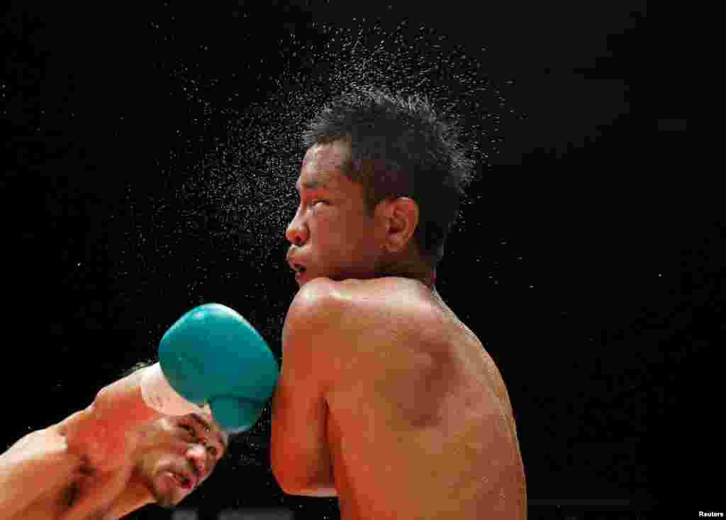 Kohei Kono of Japan and Inthanon Sithchamuang of Thailand fight during their WBA super flyweight title match in Tokyo, Japan.