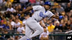 El pelotero cubano Yasiel Puig durante un juego de béisbol de Grandes Ligas en Los Ángeles.