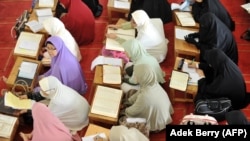 Kegiatan khutbah di masjid pada Ramadhan di Tangerang pada 26 Agustus 2009. Pesantren dan santri perempuan didorong memperbesar perannya untuk menyajikan narasi berimbang bagi pengguna media daring. (Foto: AFP/Adek Berry)