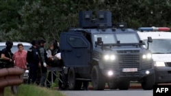 Evakuacija povređenog kosovskog policajca (Foto: AFP)