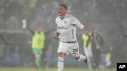 ARCHIVO - Paolo Guerrero celebra después de ganar la final de la Copa Sudamericana con la Liga Deportiva Universitaria de Quito contra el Fortaleza de Brasil en el estadio Domingo Burgueno en Maldonado, Uruguay, el sábado 28 de octubre de 2023.