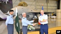 یو ایس ائیر فورس کے لیفٹیننٹ جنرل مائیک ہوسٹیج F-16 طیاروں کو پاک فضائیہ کے حوالے کرنے کے موقع پرائیر مارشل محمد حسن کو دستاویزات پیش کرتے ہوئے