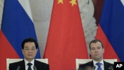 Russia's President Dmitry Medvedev (R) and his Chinese counterpart Hu Jintao attend a signing ceremony in Moscow's Kremlin, June 16, 2011