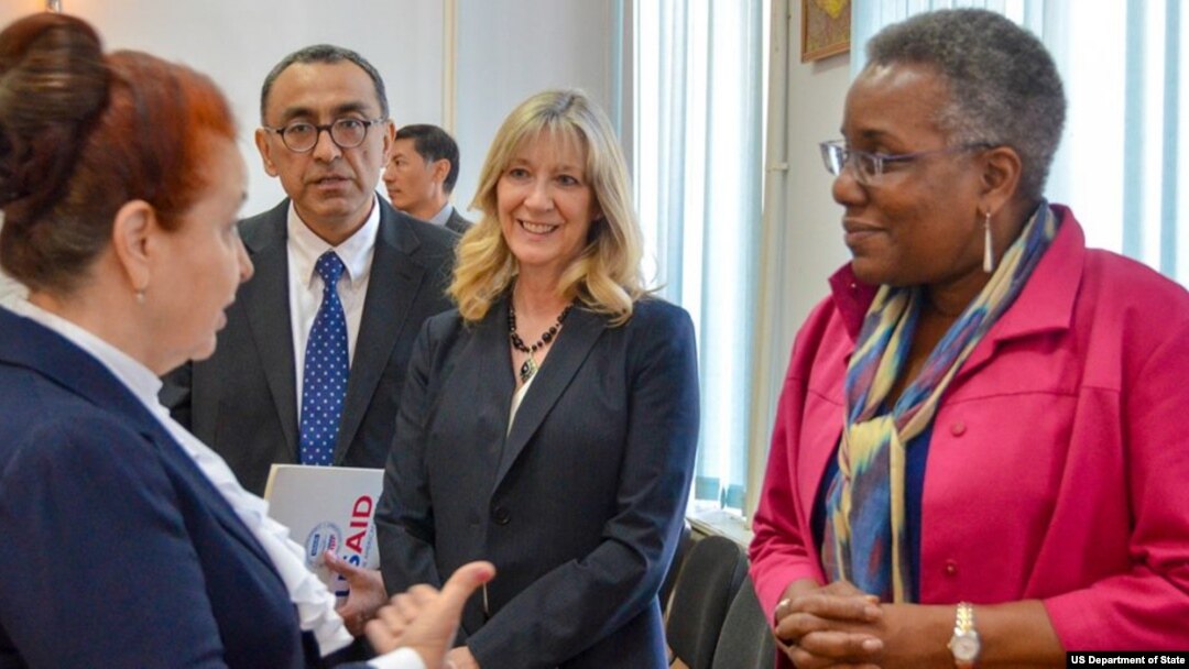 AQShning O'zbekistondagi elchisi Pamela Spratlen Toshkentda xayriya tashkilotlari faoliyati bilan tanishmoqda, sentabr, 2016. AQSh Xalqaro Taraqqiyot Agentligi (USAID) respublikada bir necha yildan beri ishlab keladi. USAID jahon bo'ylab turli sohalarda madad ko'rsatadi. 
