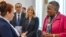 AQShning O'zbekistondagi elchisi Pamela Spratlen Toshkentda xayriya tashkilotlari faoliyati bilan tanishmoqda, sentabr, 2016. AQSh Xalqaro Taraqqiyot Agentligi (USAID) respublikada bir necha yildan beri ishlab keladi. USAID jahon bo'ylab turli sohalarda madad ko'rsatadi. 