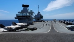 資料照片：“伊麗莎白女王”號航母及艦載F-35B戰機在葡萄牙附近海域參加北約演習。 (2021年5月21日)