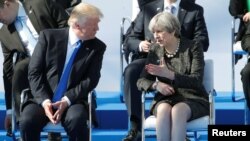 Presiden AS, Donald Trump (kiri), dan PM Inggris, Theresa May, berbincang-bincang dalam sebuah upacara di markas besar NATO yang baru sebelum dimulainya pertemuan puncak di Brussels, Belgia, 25 Mei 2017 (foto: REUTERS/Christian Hartmann)