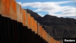 Vista general de una nueva sección del recientemente construido muro en la frontera de EE.UU. con México en Sunland Park, al otro lado de la Ciudad Juárez, México. Nov. 9, 2016.