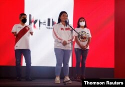 La candidata presidencial Kaeiko Fujimori, de derecha, pidió la calma a los peruanos mientras están los resultados de la elección presidencial del domingo 6 de junio de 2021.