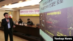 27일 서울 프레스센터에서 열린 유엔 북한인권위원회(COI) 설립 촉구 탈북자단체연합 기자회견에서 안명철(왼쪽.전 북한 22호 회령수용소 경비대원) 북한민주화운동본부 사무총장.