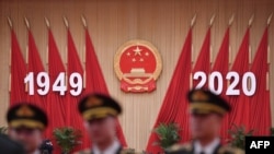 Los miembros de una banda militar china posan para fotos antes de una recepción en el Gran Salón del Pueblo en Beijing en la víspera del Día Nacional de China, el 30 de septiembre de 2020.