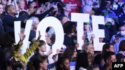 Miembros de la audiencia vitorean mientras escuchan canciones y discursos en el evento de campaña en apoyo de la vicepresidenta estadounidense y candidata presidencial demócrata Kamala Harris, en Filadelfia, Pensilvania, el 28 de octubre de 2024.