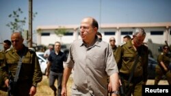 Menhan Israel Moshe Yaalon (tengah) menyatakan tidak akan membiarkan 'isu' mengganggu kesepakatan damai Israel-Mesir (Foto: dok).