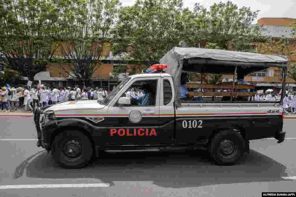 A polícia patrulha junto à estátua Eduardo Mondlane, onde a comunidade médica moçambicana se reuniu em protesto contra a violação dos direitos humanos em Moçambique