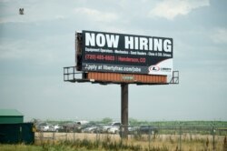 지난달 23일 미국 콜로라도주 플랫빌의 85번 고속도로에 석유회사 구인 광고가 세워져있다.