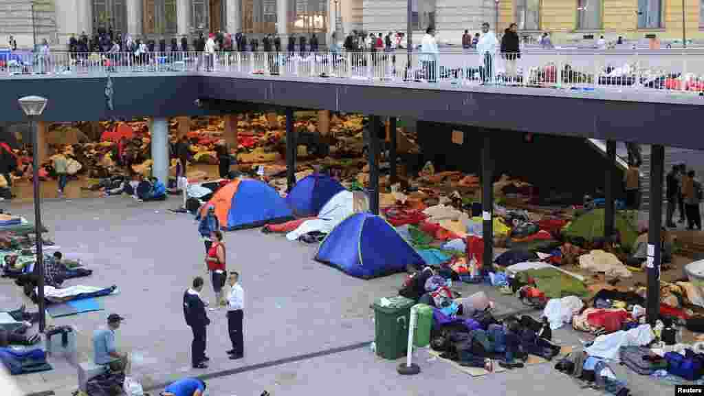 &#39;Yan Ci Rani Sun Kwana A Tashar Jirgin Kasar Keleti Dake Budapest Satumba 3, 2015 &nbsp;