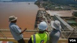 Le président érythréen Isaias Afwerki (à g.) visite le méga-barrage du GERD en compagnie du Premier ministre éthiopien Abiy Ahmed (à dr.).