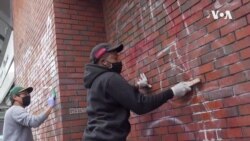 VOA英语视频: 志愿者自发清理抗议过后的城市