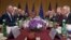 美国总统奥巴马（左三）与欧洲理事会主席图斯克（右三）和欧委会主席容克（右四）在波兰华沙举行会晤。（2016年7月8日）