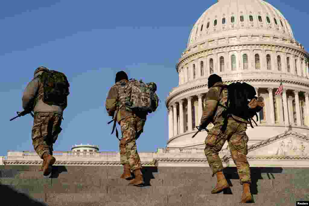 Miembros de la patrulla de la Guardia Nacional en el Capitolio de EE. UU. despu&#233;s de que la polic&#237;a advirtiera que un grupo de milicias podr&#237;a intentar atacar el Capitolio de EE. UU. En Washington, el 4 de marzo de 2021.