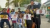 Un grupo de exiliados venezolanos portando fotografías de algunos de los arrestados durante las protestas contra el gobierno de Nicolás Maduro en el país sudamericano se movilizan frente a la sede de las Naciones Unidas en Nueva York.