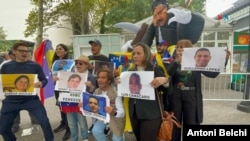 Un grupo de exiliados venezolanos portando fotografías de algunos de los arrestados durante las protestas contra el gobierno de Nicolás Maduro en el país sudamericano se movilizan frente a la sede de las Naciones Unidas en Nueva York.