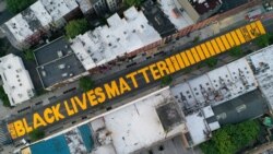 Rua pintada com o slogan "Black Lives Matter" na Fulton Street em Brooklyn, Nova Iorque. junho 2020