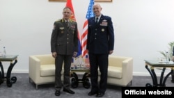 Komandant američke Komande za specijalne operacije u Evropi (SOCEUR), general-major Dejvid Tabor tokom sastanka sa načelnikom Generalštaba Vojske Srbije generalom Milanom Mojsilovićem, u Beogradu, 2. marta 2021. (Foto: Ministarstvo odbrane Republike Srbije)