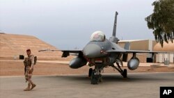 Seorang tentara Irak berjaga dekat pesawat tempur F-16 milik AU Irak di Pangkalan Udara Balad, Irak, 13 Februari 2018.