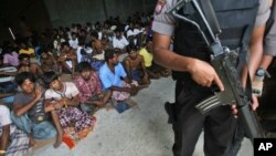 Seorang petugas polisi siaga saat kunjungan Duta Besar Bangladesh, Md. Nazmul Quaunine di tempat penampungan para migran di Langsa, Aceh (17/5).