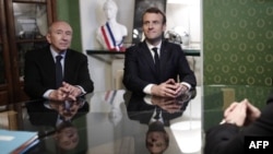 Le président français Emmanuel Macron et le ministre français de l'Intérieur, Gérard Collomb, à la mairie d'Ajaccio, le 6 février 2018.