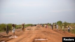 FILE - Civilians flee from renewed attacks in Bentiu, Unity state of South Sudan, April 20, 2014.