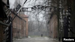 Gerbang "Arbeit macht frei" di situs bekas kamp konsentrasi dan pemusnahan Nazi Jerman Auschwitz, terlihat sepi karena pembatasan COVID-19, dua hari sebelum peringatan virtual ke-76 pembebasan kamp di Oswiecim, Polandia, 25 Januari 2021. (REUTERS/Kacper Pempel).