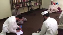 په لنډیکوتل کې ځینو ځوانانو په خپلو کوښښونو ولسي کتابتون قایم کړی