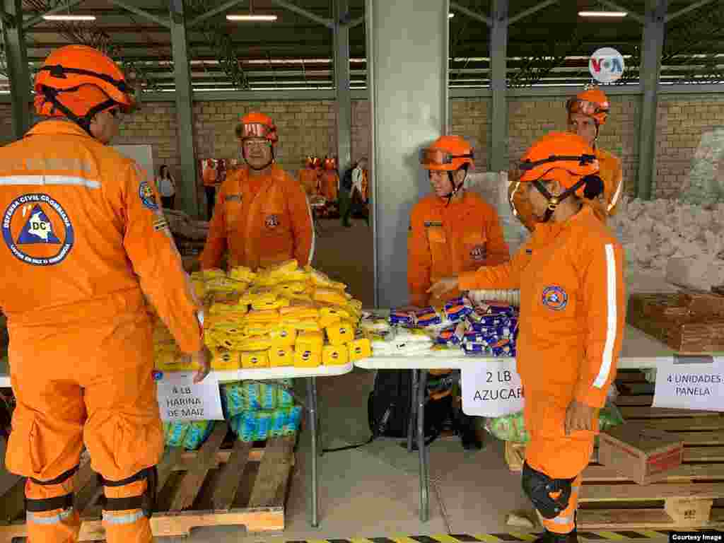 Harina para preparar arepas, una de las comidas típicas para los venezolanos, es uno de los productos en las cajas de ayuda humanitaria.&nbsp;