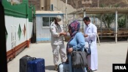 دو گردشگر عراقی در حال ورود به ایران از طریق گذرگاه مرزی خسروی - آرشیو