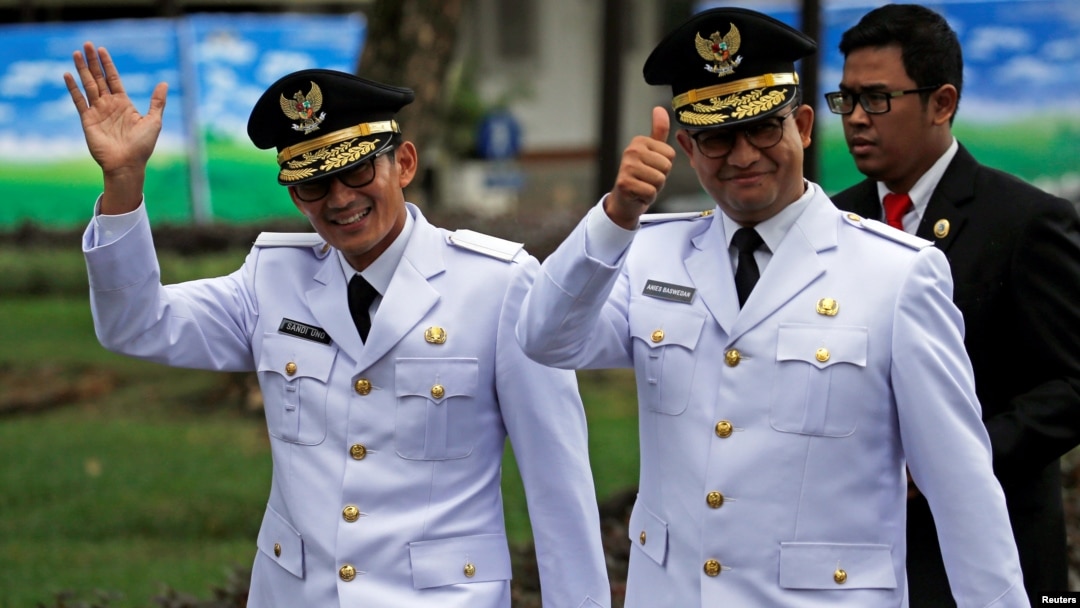 Anies Baswedan (kanan) dan Sandiaga Uno sebelum acara pelantikan/sumpah jabatan di Istana Presiden di Jakarta, Senin 16/10 (Foto: Reuters).