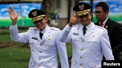 Anies Baswedan (kanan) dan Sandiaga Uno sebelum acara pelantikan/sumpah jabatan di Istana Presiden di Jakarta, 16/ Oktober lalu (Foto: Reuters).