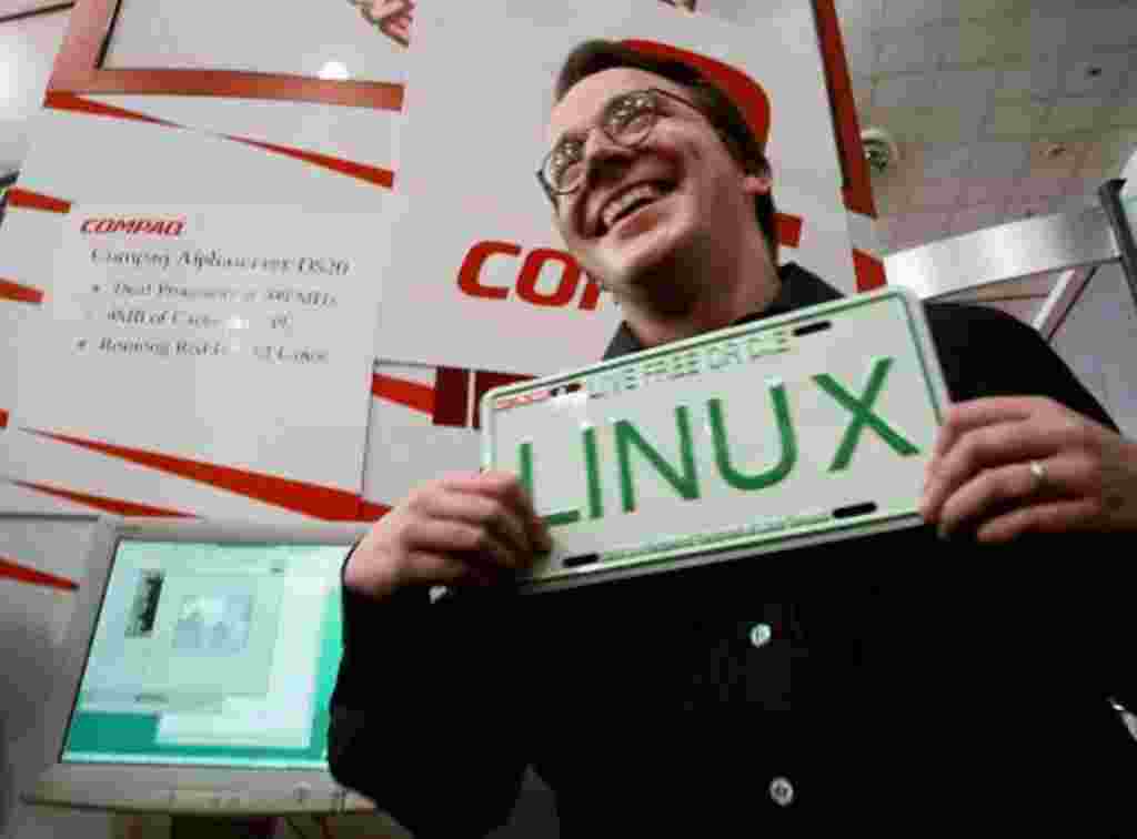 Linux cumple veinte años. Linus Torvalds, creador del sistema operativo Linux, sostiene una placa con el nombre de Linux en él, en la exhibición de la Conferencia Mundial de Linux en el centro de San José, California, en 1999.