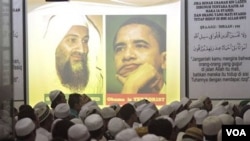 Para pendukung Front Pembela Islam (FPI) melakukan doa bersama bagi Osama bin Laden (foto: dok). Dukungan masyarakat Indonesia terhadap organisasi dan tindakan radikal dinilai menurun.