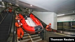 지난 27일 홍수로 침수된 중국 허난성 정저우의 지하철에서 구조작업이 펼쳐졌다.