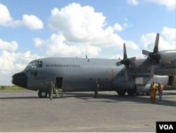A Nigerian Air Force plane that will transport Nigerian refugees to Yola in Nigeria's Adamawa state waits in Maroua, Cameroon, Aug. 22, 2019. (Moki Kindzeka/VOA)